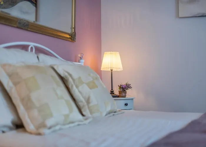 Old Romantic 4 With Free Private Parking *