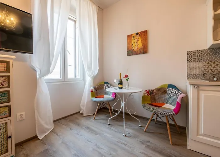 Old Romantic 4 With Free Private Parking 풀라