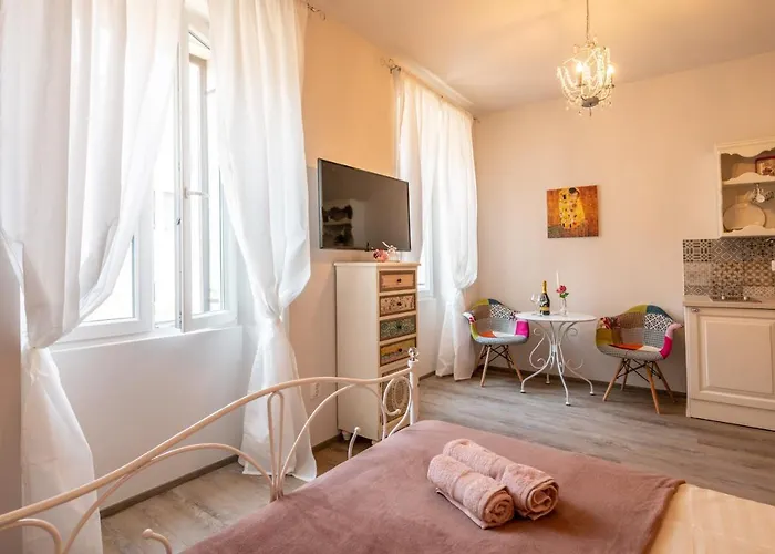 Old Romantic 4 With Free Private Parking 아파트 *